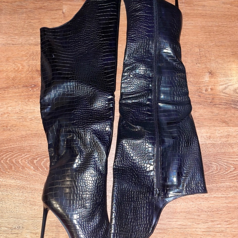 Women Black Croc-Embossed Heeled Boots